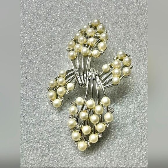 Vintage 1960s Crystal Pearl And Silver Tone TARA Brooch 2 1/3 × 1 1/2" EUC - Picture 1 of 3